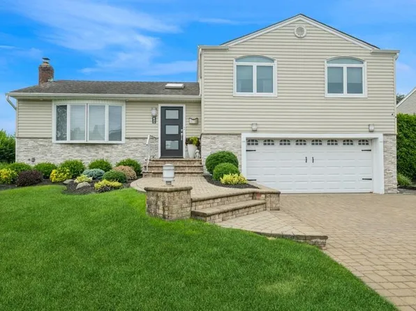17 Keswick Lane, Plainview, NY 11803