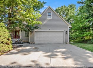 285 Indian Lake Rd, Oxford, MI 48371