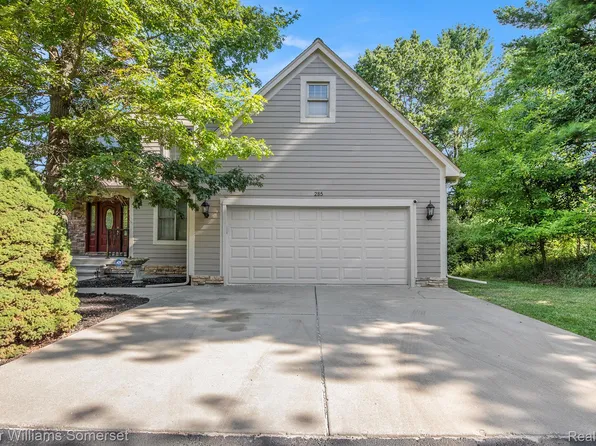 285 Indian Lake Rd, Oxford, MI 48371