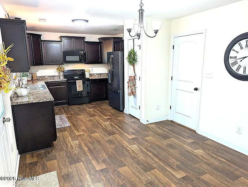 3 bed, 2.5 bath, 1756 sqft, $2,100 — Photo 4
