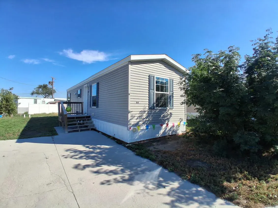 2 bed, 576 sqft, $700 — Photo 2