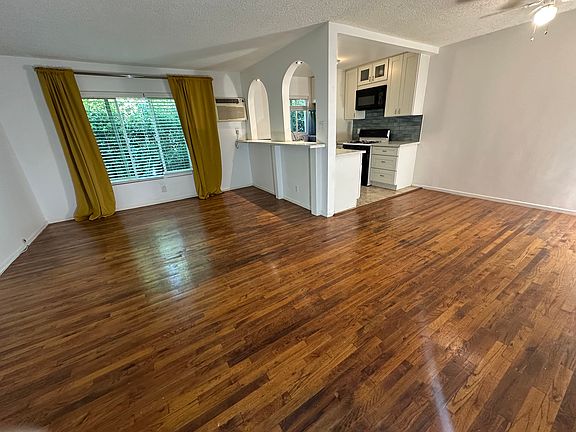 3rd image of 6108 Romaine St #6