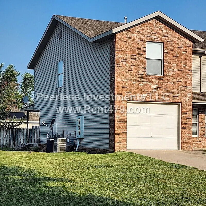 3 bed, 2.5 bath, 1252 sqft, $1,525 — Photo 1