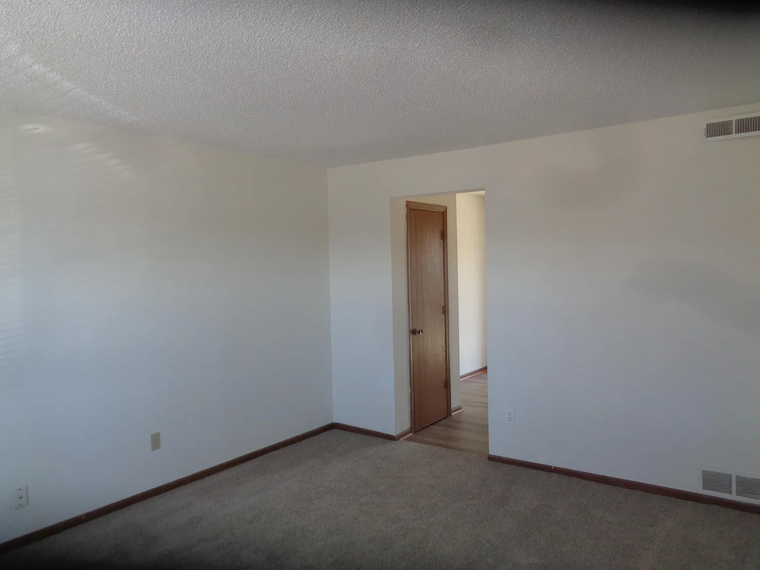 2 bed, 1.0 bath, 896 sqft, $595 — Photo 3