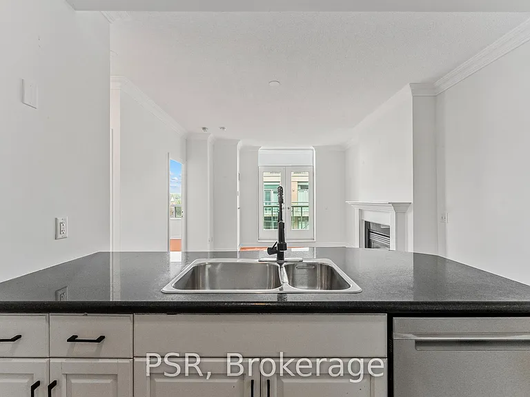 9 Boardwalk Dr #423 — Photo 3