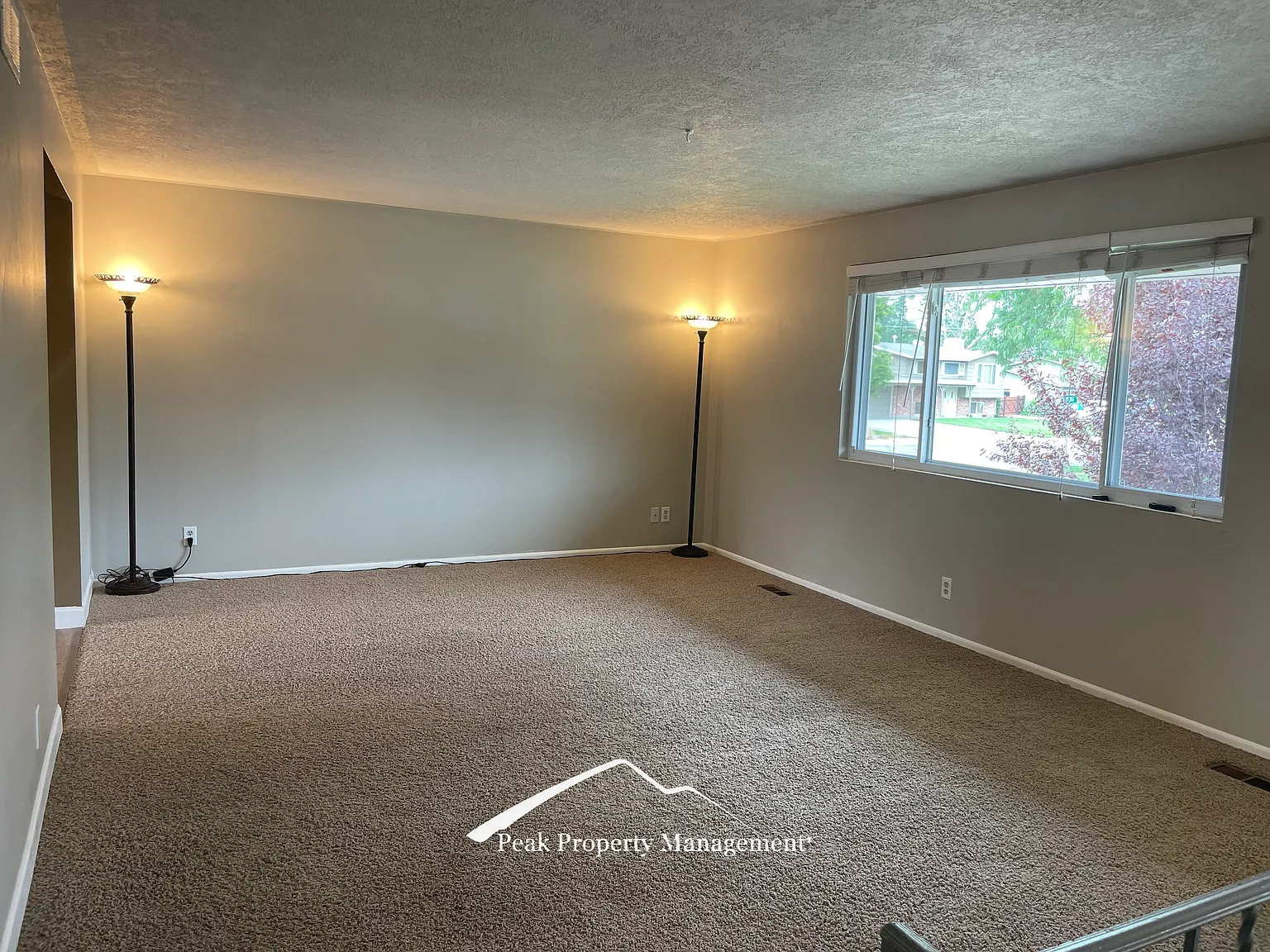 4 bed, 1976 sqft, $2,500 — Photo 2