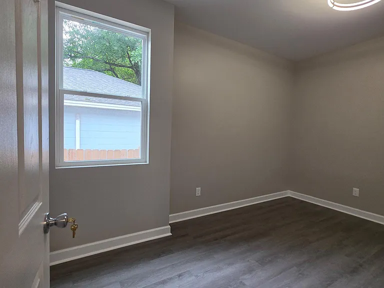 1005 Queen St — Photo 8