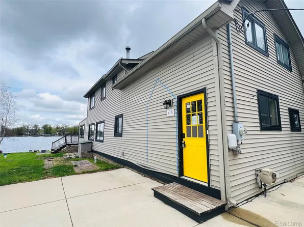 5377 Wildwood Dr, Howell, MI 48843