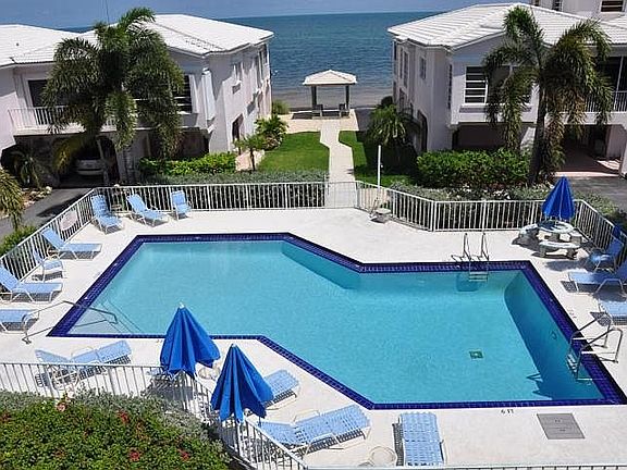 5th image of 117 Coco Plum Dr #D2