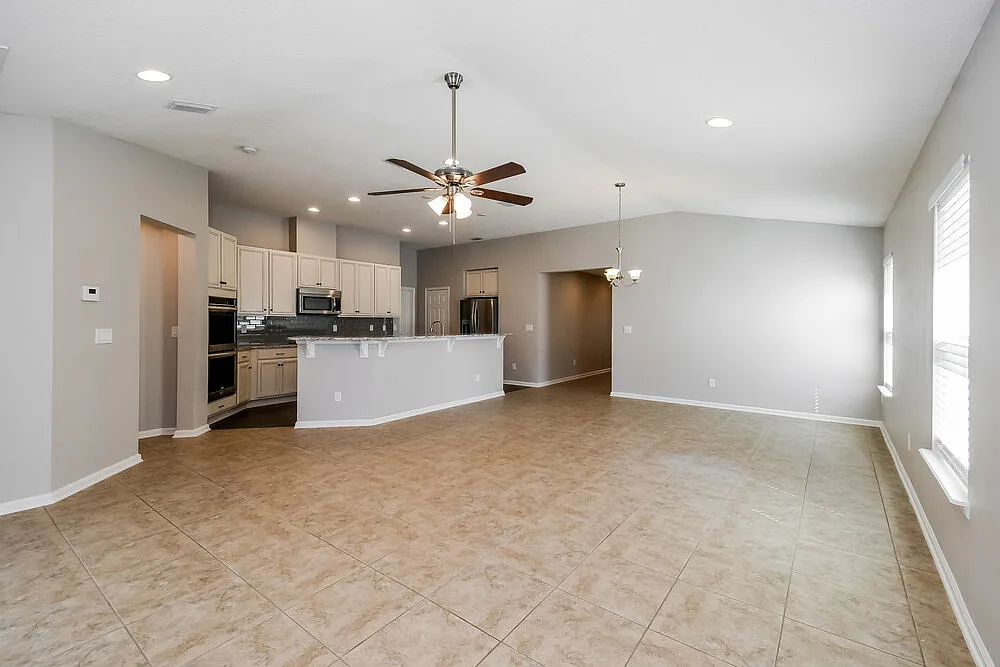 3 bed, 2.0 bath, 1685 sqft, $2,340 — Photo 3