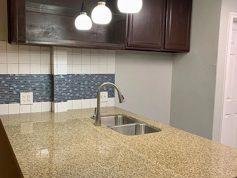 715 W Jefferson Ave — Photo 4
