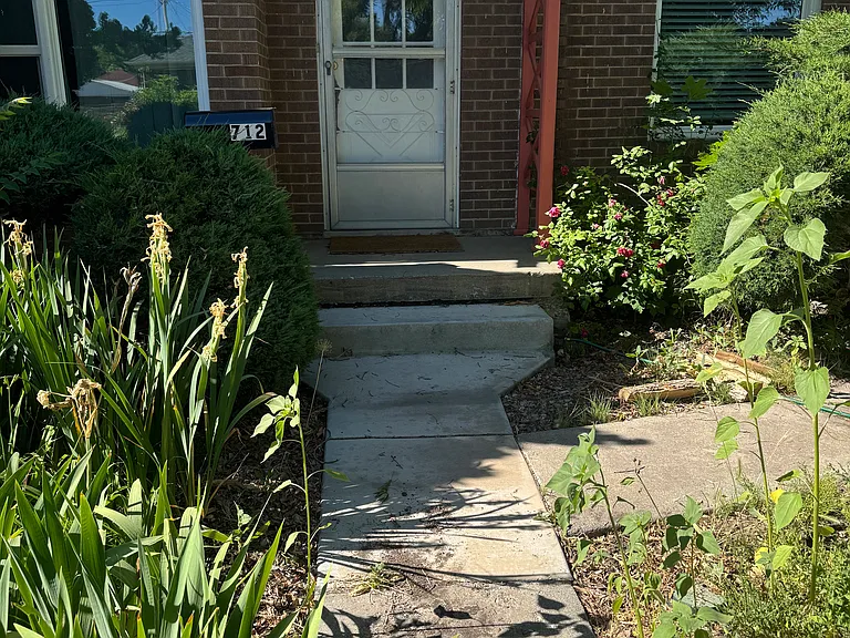 712 E Bryan Ave — Photo 1