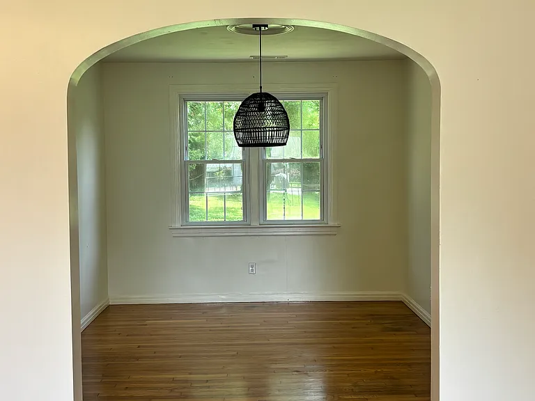 350 Duncan Ave — Photo 2