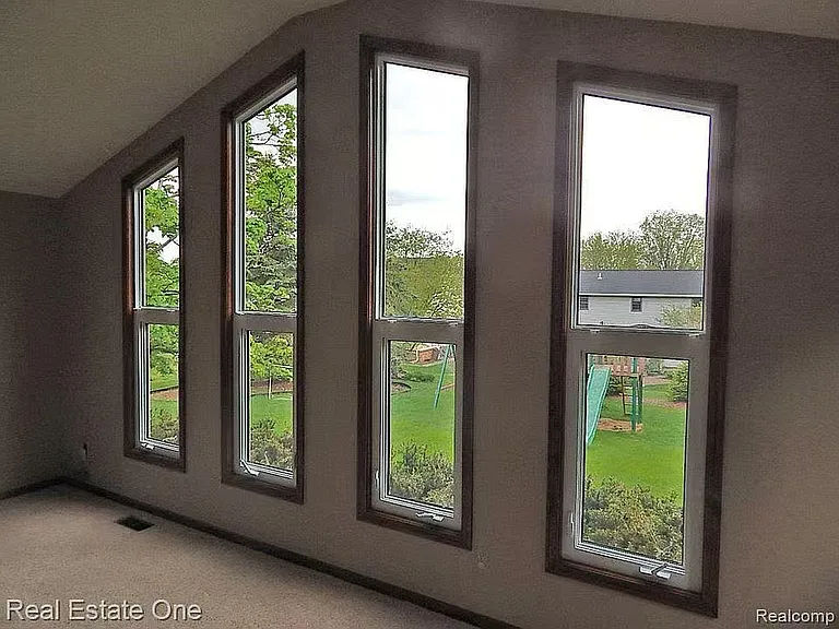 1947 N Fairview Ln — Photo 6