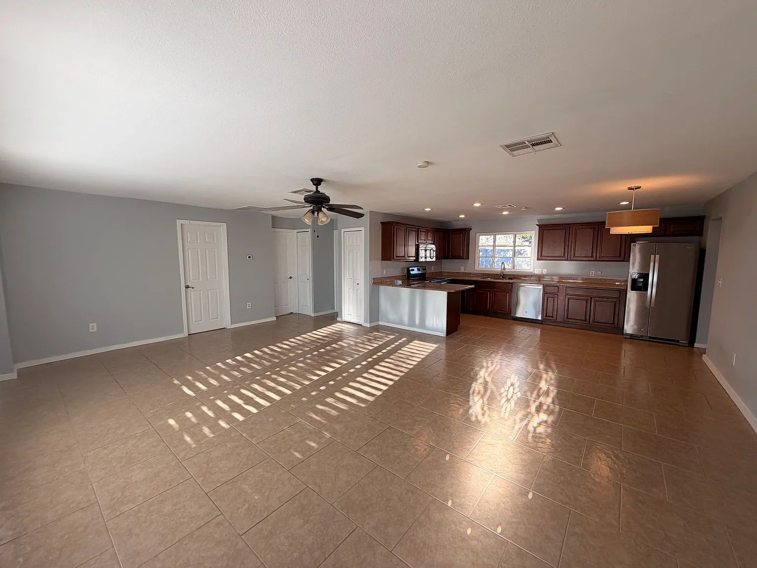 4 bed, 1576 sqft, $3,200 — Photo 3