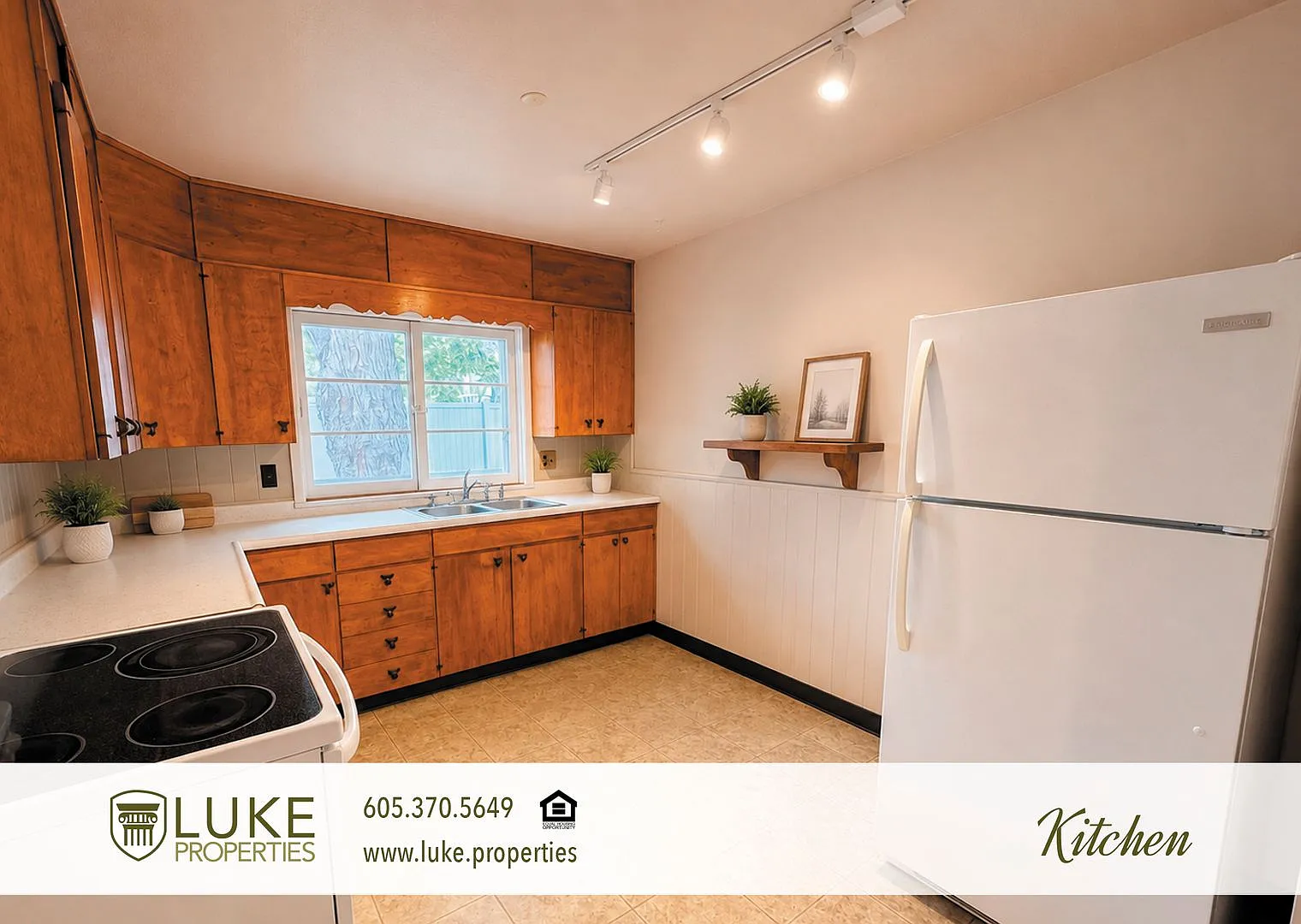 Charming three bedroom home with garage and spacious backyard — Photo 4