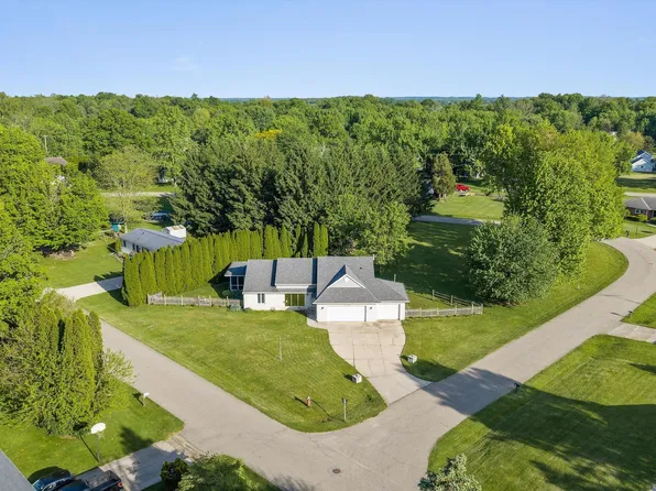 22401 Happy Dr, Cassopolis, MI 49031