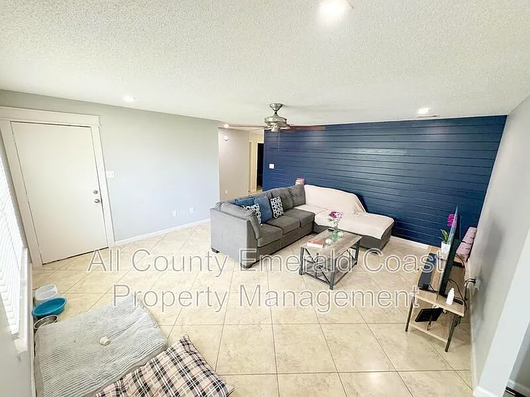 915 Emily Cir — Photo 13