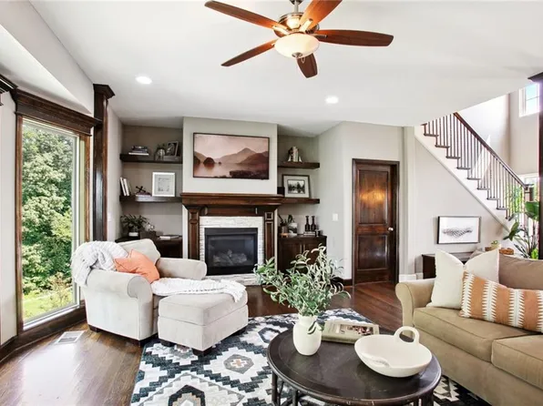 5985 Thousand Oaks Dr, Parkville, MO 64152