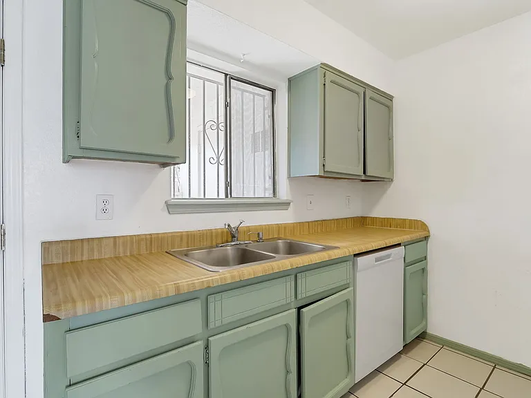 3017 E Glen Dr — Photo 6