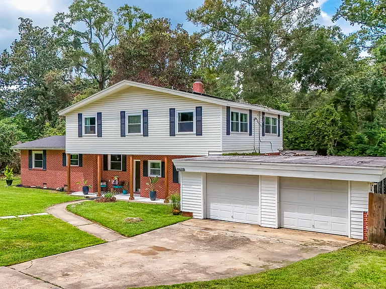 1044 Seminole Dr — Photo 1