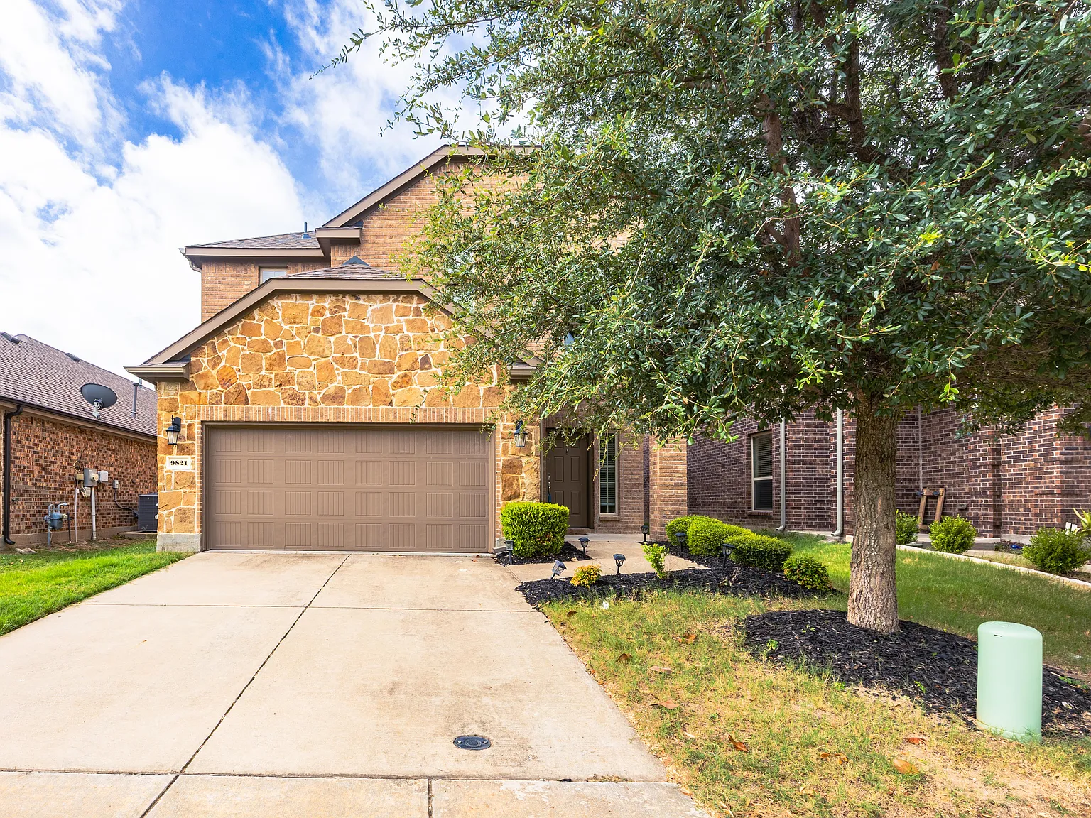 3 bed, 2.5 bath, 2292 sqft, $2,500 — Photo 2