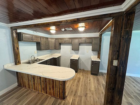 Kitchen (Quartz Countertop)