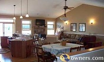 Plenty of space for entertaining w/friends
