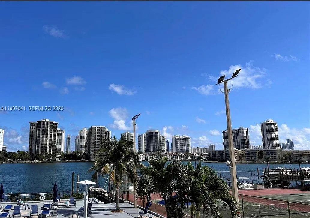 Commodore Plaza Condo — Photo 4