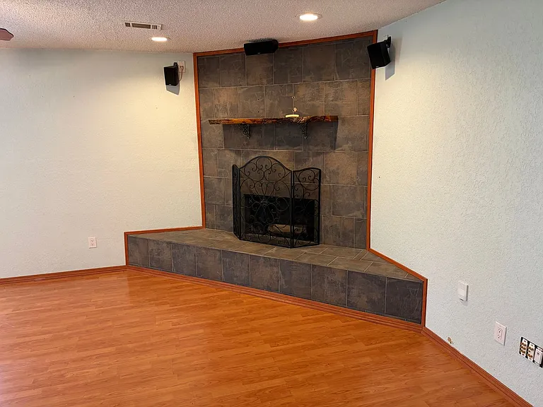 9313 Houston St — Photo 9