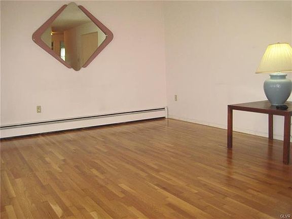 5th image of 8 Drexel Dr