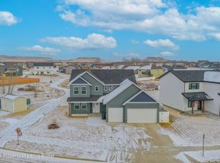 1830 Yellowstone Cir, Dickinson, ND 58601