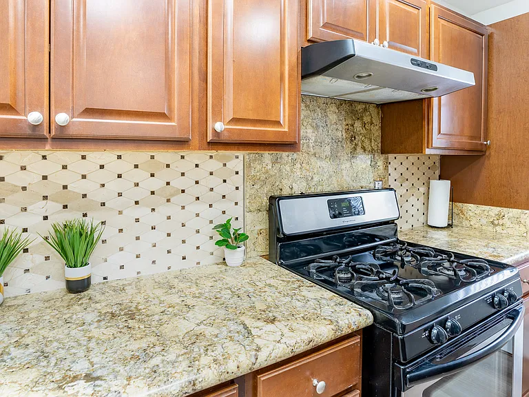 8330 Lilienthal Ave — Photo 35