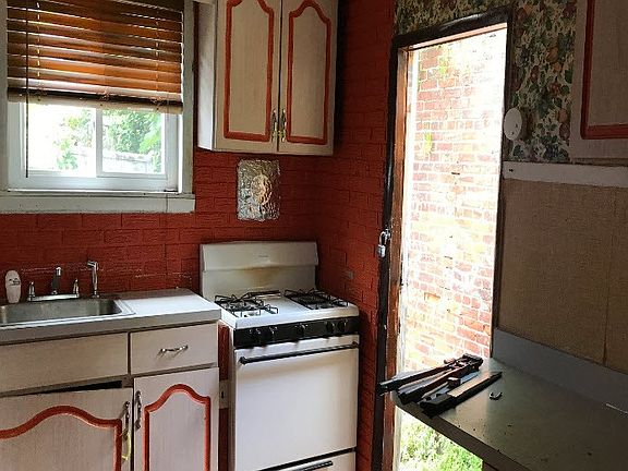 4th image of 370 Cantrell St