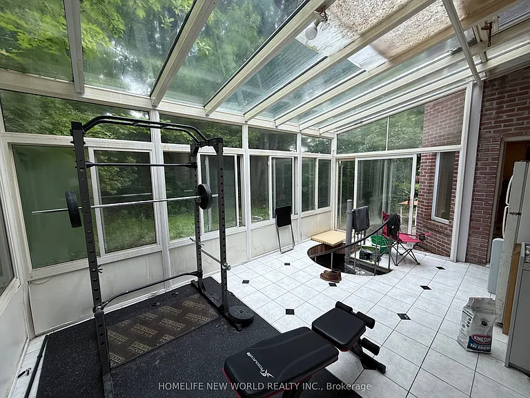 63 Lehar Cres — Photo 12