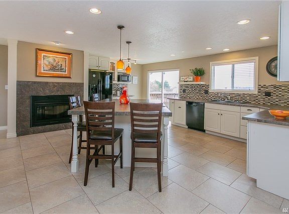 2nd image of 406 N Crestview Dr