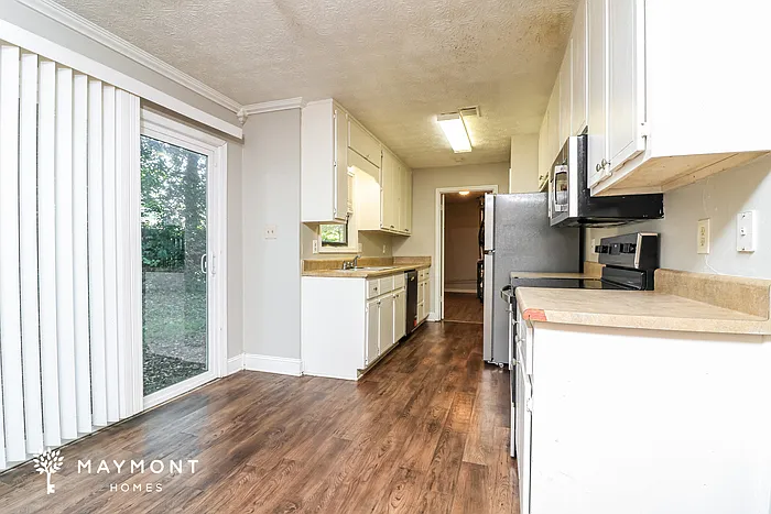 2442 Chauncey Ln SW — Photo 6