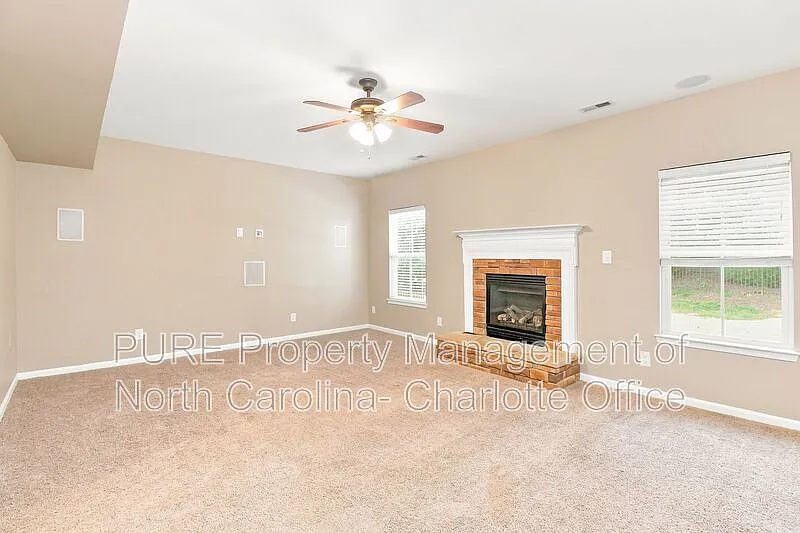 4 bed, 2.5 bath, 2437 sqft, $2,549 — Photo 3