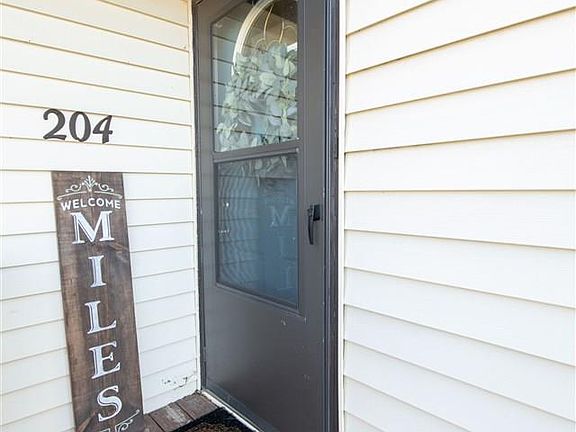 3rd image of 204 S Oaks Ave