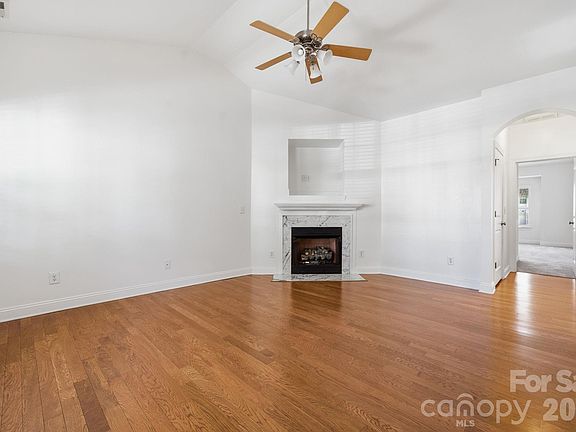 5th image of 4127 Twenty Grand Dr