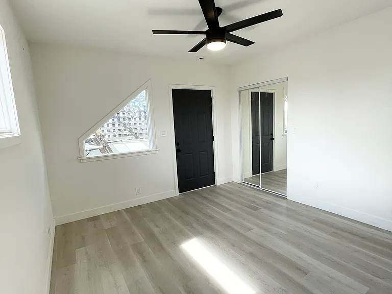 4253 Howe St #A — Photo 35