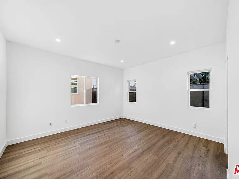 17625 Burbank Blvd — Photo 15