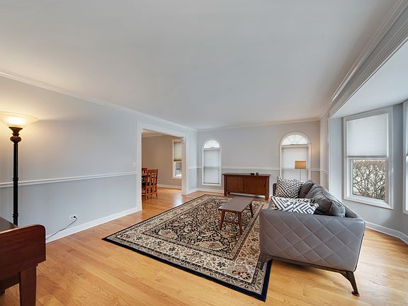 4th image of 2880 Roslyn Ln E