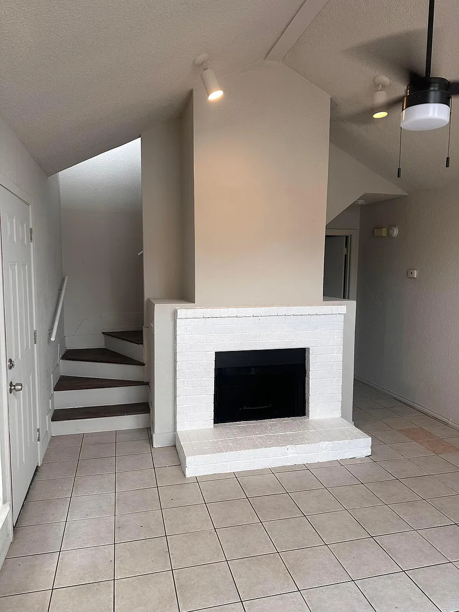 Building Photo - 205 S Kenney St #C