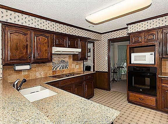 4th image of 305 Lakeshore Dr