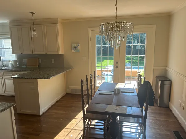 1217 Ashburton Ln, Winston Salem, NC 27106