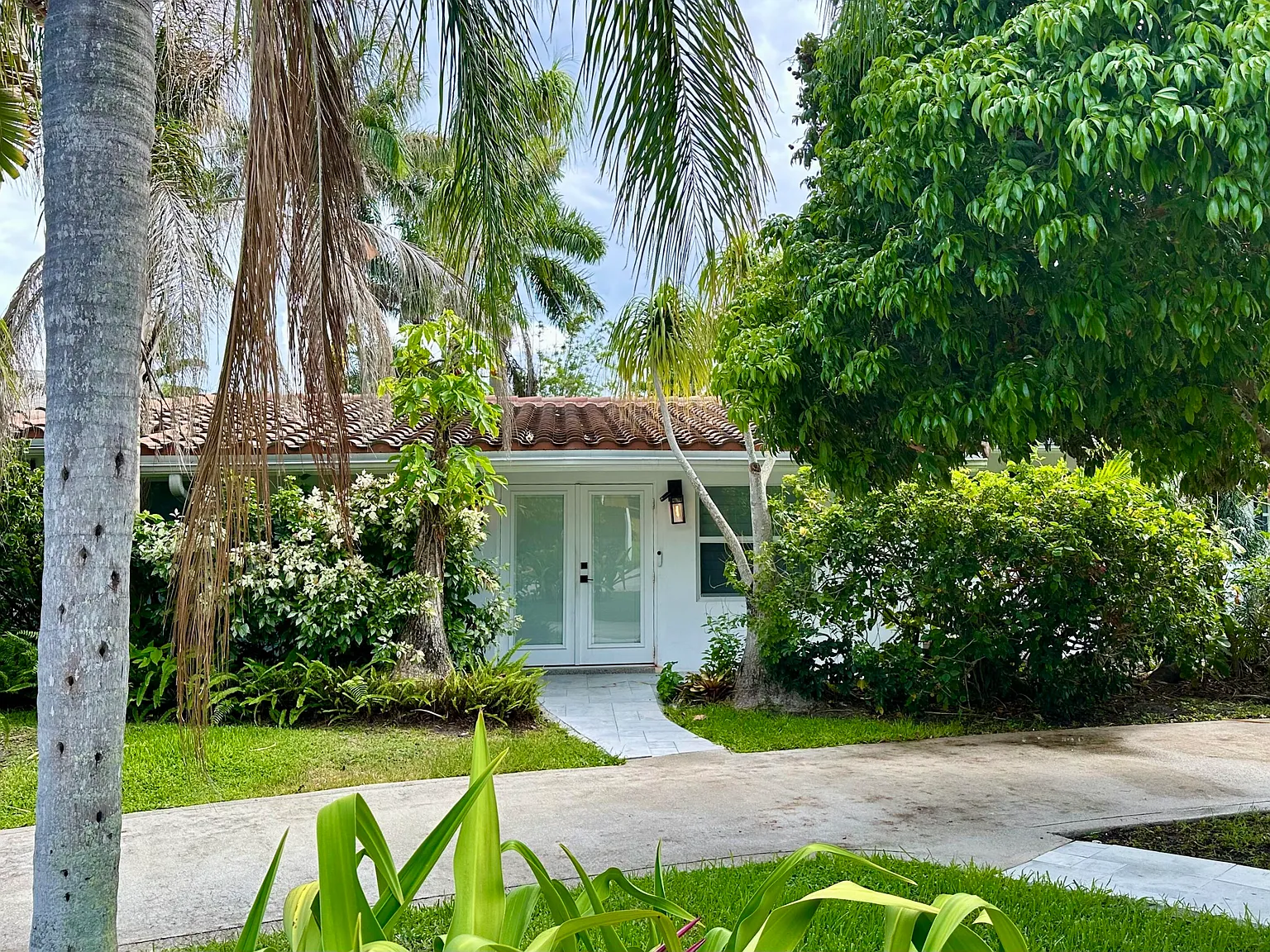 3 bed, 3.0 bath, 2392 sqft, $9,500 — Photo 3
