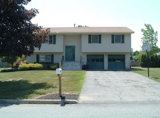 27 Guernsey Dr, New Windsor, NY 12553