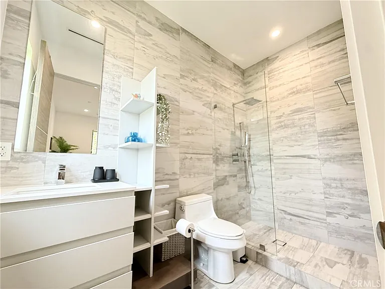 415 N Martel Ave — Photo 30