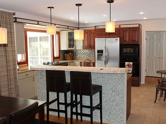 Snack at the kitchen island